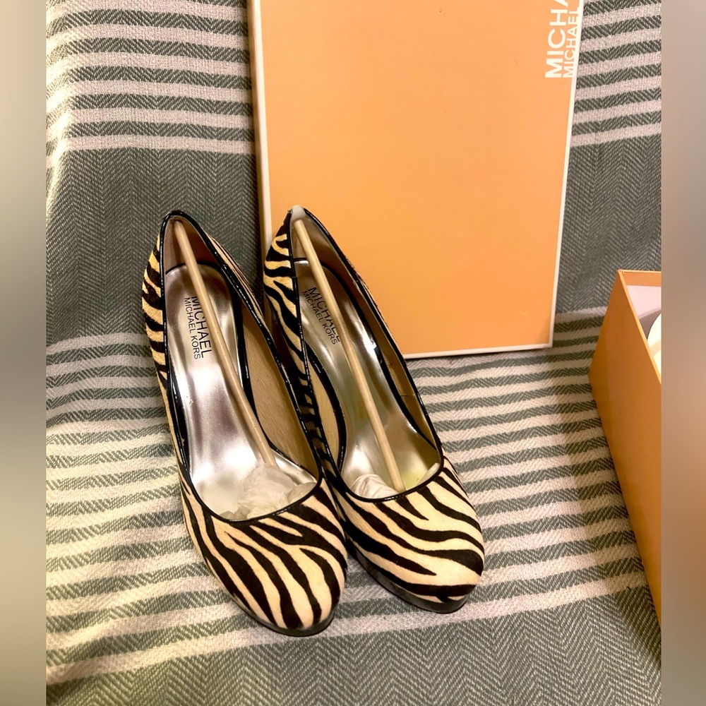 Michael Kors‎ Zebra Haircalf Dermott Pump Size 7M.